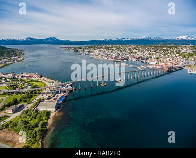 Brücke der Stadt Tromsø, Norwegen Luftaufnahmen. Tromso gilt als die nördlichste Stadt der Welt mit einer Bevölkerung über 50.000. Stockfoto