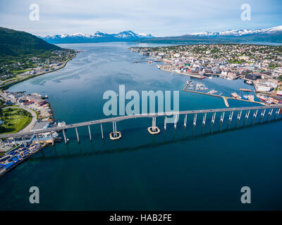 Brücke der Stadt Tromsø, Norwegen Luftaufnahmen. Tromso gilt als die nördlichste Stadt der Welt mit einer Bevölkerung über 50.000. Stockfoto