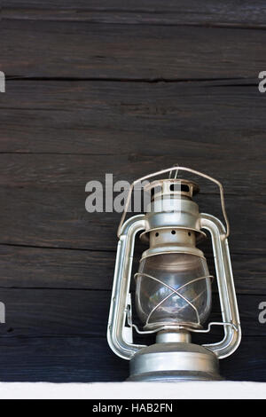 Alte Silber Sturm-Hand-Laterne mit Vintage Holz Wand im Hintergrund Stockfoto