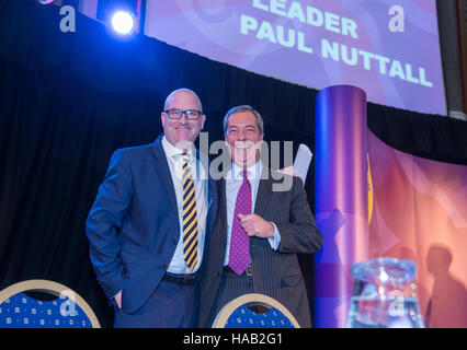 Neuer UKIP Führer, Paul Nuttall, ist von Nigel Farage beglückwünscht, da er als Gewinner der Wahl bekannt gegeben wird Stockfoto