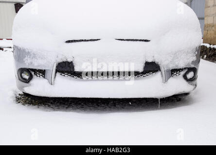 Fallen schlafend nassem Schnee Auto. Schneefall von nassem Schnee. Schnee liegt auf dem Auto. Stockfoto