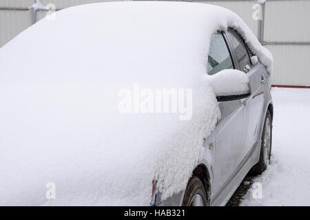 Fallen schlafend nassem Schnee Auto. Schneefall von nassem Schnee. Schnee liegt auf dem Auto. Stockfoto