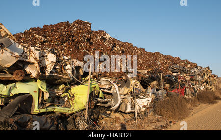 Haufen von verschiedenen Autoschrott und anderen Metallen auf ein Feld bereit für die recycling-Industrie. Stockfoto