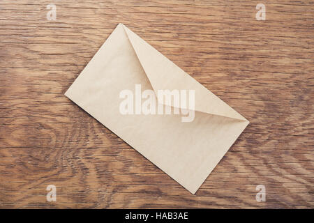 Umschlag auf Holztisch Stockfoto