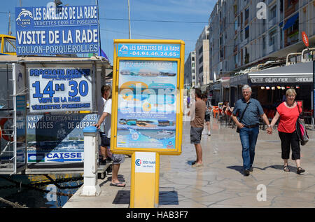 Im mittleren Alter Touristen zu Fuß entlang der Uferstraße Vergangenheit Straßencafés und Schilder, Bootsausflüge in die Bucht und Hafen von Toulon Provence Frankreich Stockfoto