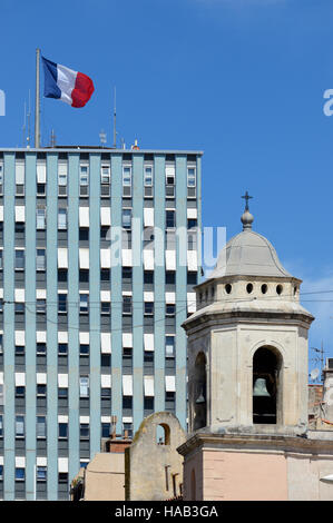 Modernistische Rathaus oder Mairie & Glockenturm oder Glockenturm der Kirche von Saint François-de-Paule (1744) Toulon Provence Frankreich Stockfoto