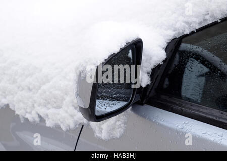 Fallen schlafend nassem Schnee Auto. Schneefall von nassem Schnee. Schnee liegt auf dem Auto. Stockfoto