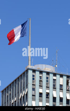 Französische Flagge über dem modernistischen Rathaus oder Mairie Toulon Provence Frankreich Stockfoto