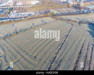 Frost, Ridge und Furche auf Ackerland in der Stadt Frodsham, Cheshire, England Stockfoto