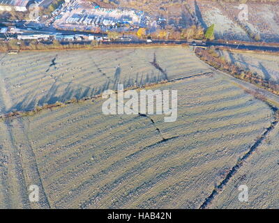 Frost, Ridge und Furche auf Ackerland in der Stadt Frodsham, Cheshire, England Stockfoto