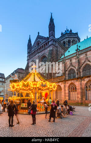 Karussell in der Abenddämmerung in der Zentrum von Straßburg, Wein-Route, Elsass-Frankreich-Europa Stockfoto