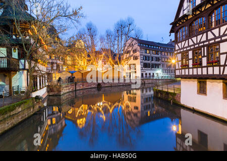 Viertels Petite France nachts spiegelt sich in den Gewässern der Ill, Straßburg, Elsass, Frankreich, Stockfoto