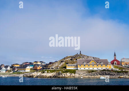 Blick über koloniale Hafen (Kolonihavnen), Altes Krankenhaus und Hans Egede Statue auf einem Hügel neben der Kathedrale im Sommer 2016. Nuuk, Grönland Stockfoto