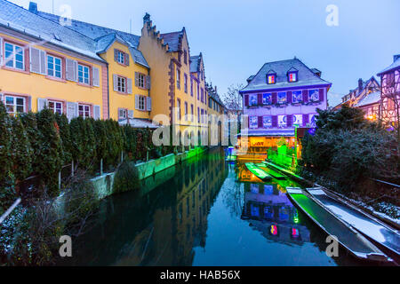 Weihnachts-Dekoration in der Nacht Petite Venise, Colmar Elsass Haut-Rhin-Frankreich Stockfoto