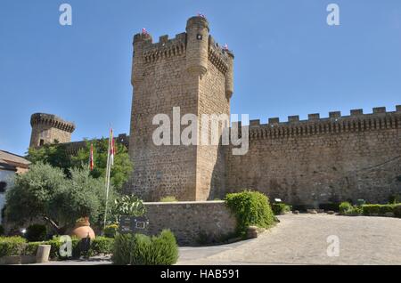 Turm der Burg, heute ein Hotel, in Oropesa, eine Stadt der Provinz Toledo, Spanien. Stockfoto