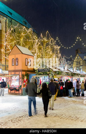 Touristen genießen den Weihnachtsmarkt bei Schneefall in Colmar, Wein-Route, Elsass, Haut-Rhin, Frankreich Stockfoto