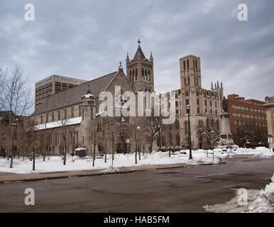 Syracuse, New York, USA. November 24,2016. Ansicht von Columbus Circle und der Kathedrale der Unbefleckten Empfängnis und Mizpa Turm Stockfoto