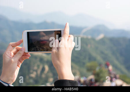 Happy Tourist unter Bild auf der chinesischen Mauer Stockfoto