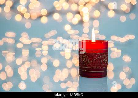 Weihnachtskerze auf weißem Hintergrund. Stockfoto