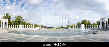 WASHINGTON DC, USA - 20. Oktober 2016: Zweiter Weltkrieg-Denkmal mit Brunnen Vollansicht Panorama mit wenigen Touristen vorbei kaufen Stockfoto