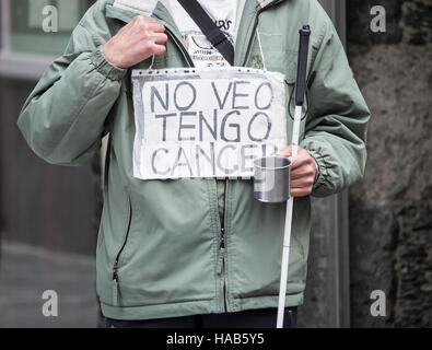 Mann mit Schild mit der Aufschrift "Keine Veo Tengo Krebs" Spanisch für "Ich kann nicht sehen, ich habe Krebs" betteln in der Straße in Spanien Stockfoto