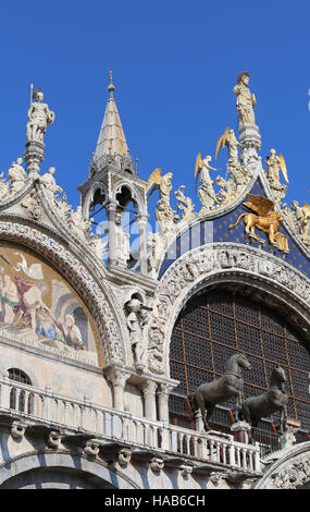 Basilica di San Marco mit dem Symbol der großen geflügelten Löwen von Venedig und der Republik Venedig in Italien Stockfoto