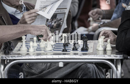 Männer spielen Schach in Parque Santa Catalina in Las Palmas, Gran Canaria, Kanarische Inseln, Spanien Stockfoto