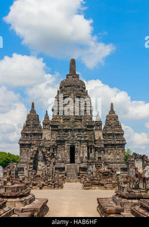 Ansicht der Sewu Tempelanlage unter einem blauen Himmel mit Wolken. Java, Indonesien. Stockfoto