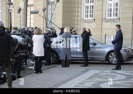 Kopenhagen, Dänemark. 28. November 2016. Copenhagen/Denmark  28.. November 2016 - führt dänische Ministerpräsident Lars Løkke Rasmussen Minister Auto in Schloss Amalienborg, H.M.the Königin Margrethe von Dänemark heute am Montag zu begrüßen. Foto. Francis Joseph Dean/Deanpictures. Bildnachweis: Francis Joseph Dean/Deanpictures/Alamy Live-Nachrichten Stockfoto