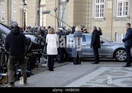 Kopenhagen, Dänemark. 28. November 2016. Copenhagen/Denmark  28.. November 2016 - führt dänische Ministerpräsident Lars Løkke Rasmussen Minister Auto in Schloss Amalienborg, H.M.the Königin Margrethe von Dänemark heute am Montag zu begrüßen. Foto. Francis Joseph Dean/Deanpictures. Bildnachweis: Francis Joseph Dean/Deanpictures/Alamy Live-Nachrichten Stockfoto