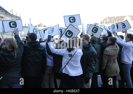 Kopenhagen, Dänemark. 28. November 2016. Copenhagen/Denmark  28.. November 2016 - dänische konservative Partei Unterstützer für Parteichef Sören Pape Poulsen und andere Minister im Amalianborg Palace heute am Montag. Foto. Francis Joseph Dean/Deanpictures. Bildnachweis: Francis Joseph Dean/Deanpictures/Alamy Live-Nachrichten Stockfoto