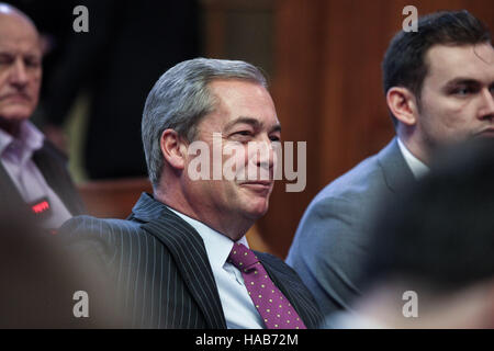 Westminster, London. 28. November 2016 - Nigel Farage. Paul Nuttall als neue UKIP-Parteichef gewählt. Die UKIP Vorsitzender Paul Oaken verkündet die Ergebnisse der UKIP Führungwahl Credit: Dinendra Haria/Alamy Live News Stockfoto