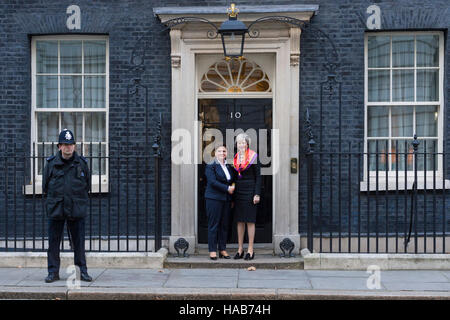 London, Großbritannien. 28. November 2016. Theresa kann, der britische Premierminister, Gruß Beata Szydło Ministerpräsident Polens, wie er in 10 Downing Street, London kommt.  Der Prime Minister sind halten historische bilaterale Gipfel entwickelt, um die Beziehung zwischen Großbritannien und Polen zu stärken, als Großbritannien bereitet die EU verlassen. Der Gipfel bringt beide Ministerpräsidenten zusammen mit einer Reihe ihrer senior Schrank Minister, einschließlich der Bundeskanzlerin und der Außenminister und Verteidigung Sekretär/innen, für die erste Sitzung des es ist eine Art. Bildnachweis: Alex MacNaughton/Alamy Live-Nachrichten Stockfoto