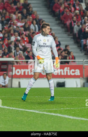 Lissabon, Portugal. 27. November 2016. Benfica Torwart aus Brasilien Ederson Moraes (1) in Aktion während dem Spiel SL Benfica Vs Moreirense FC Credit: Alexandre de Sousa/Alamy Live News Stockfoto