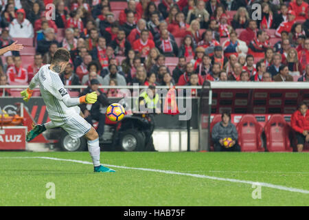 Lissabon, Portugal. 27. November 2016. Benfica Torwart aus Brasilien Ederson Moraes (1) in Aktion während dem Spiel SL Benfica Vs Moreirense FC Credit: Alexandre de Sousa/Alamy Live News Stockfoto