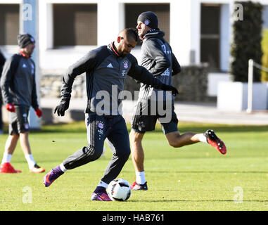 München, Deutschland. 28. November 2016. Arturo Vidal (l) und Thomas Mueller beteiligen sich an einer Trainingseinheit des FC Bayern München auf dem Vereinsgelände in München, 28. November 2016. Foto: PETER KNEFFEL/Dpa/Alamy Live News Stockfoto