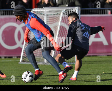 München, Deutschland. 28. November 2016. Renato Sanches (l) und Thiago Alcantara nehmen an einer Trainingseinheit des FC Bayern München auf dem Vereinsgelände in München, 28. November 2016. Foto: PETER KNEFFEL/Dpa/Alamy Live News Stockfoto