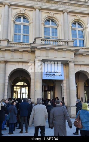 Besucher warten am Eingang des Palais Barberini in Potsdam, Deutschland, 28. November 2016. Während der Besucher-Tage bis 4. Dezember 2016 können die Säle des Museums, in dem die Kunstsammlung des Hasso Plattner geführt wird, zum ersten Mal gesehen. Das Museum öffnet seine erste Ausstellung am 23. Januar 2017. Foto: BERND SETTNIK/dpa Stockfoto