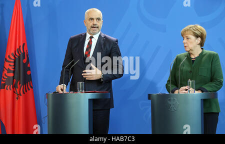 Berlin, Deutschland. 28. November 2016. Deutsche Bundeskanzlerin Angela Merkel (CDU) und albanische Ministerpräsident Edi Rama geben eine verbundene Aussage vor ihren Gesprächen im Kanzleramt in Berlin, Deutschland, 28. November 2016. Foto: Wolfgang Kumm/Dpa/Alamy Live News Stockfoto