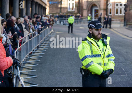 Chester, UK. 28. November 2016. Leute warten vor Chester Kathedrale, Gäste kommen für die Trauerfeier für den Herzog von Westminster, die starb am 9. August zu sehen. Bildnachweis: Andrew Paterson/Alamy Live-Nachrichten Stockfoto