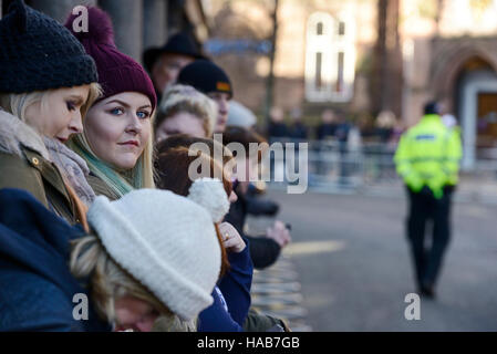 Chester, UK. 28. November 2016. Leute warten vor Chester Kathedrale, Gäste kommen für die Trauerfeier für den Herzog von Westminster, die starb am 9. August zu sehen. Bildnachweis: Andrew Paterson/Alamy Live-Nachrichten Stockfoto