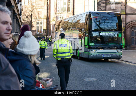 Chester, UK. 28. November 2016. Leute warten vor Chester Kathedrale, Gäste kommen für die Trauerfeier für den Herzog von Westminster, die starb am 9. August zu sehen. Bildnachweis: Andrew Paterson/Alamy Live-Nachrichten Stockfoto