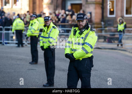 Chester, UK. 28. November 2016. Eine starke Polizeipräsenz vor Chester Kathedrale als Gäste ankommen für die Trauerfeier für den Herzog von Westminster, am 9. August starb. Bildnachweis: Andrew Paterson/Alamy Live-Nachrichten Stockfoto