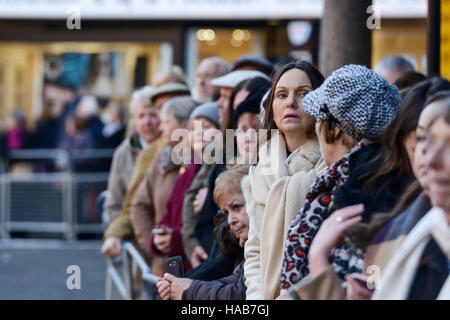 Chester, UK. 28. November 2016. Leute warten vor Chester Kathedrale, Gäste kommen für die Trauerfeier für den Herzog von Westminster, die starb am 9. August zu sehen. Bildnachweis: Andrew Paterson/Alamy Live-Nachrichten Stockfoto