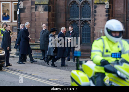 Chester, UK. 28. November 2016. Prinz Charles und Camilla kommen in Chester Kathedrale für die Trauerfeier für den Herzog von Westminster, am 9. August starb. Bildnachweis: Andrew Paterson/Alamy Live-Nachrichten Stockfoto