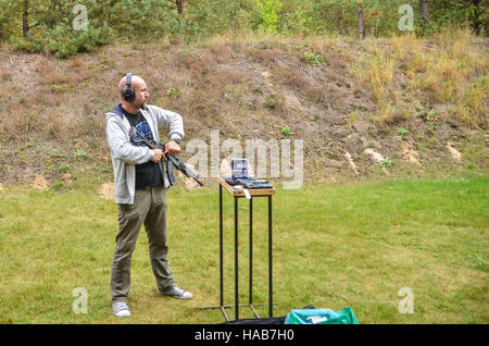 Danzig, Polen 28. November 2016 Datei Fotos im Jahr 2015 und 2016 auf dem Schießstand in Danzig, Polen. Mann mit AK47 Typ polnischen Hellpup-Gewehr schießen wird gesehen. Polnische Verteidigung-Minister Antoni Macierewicz vorgeschlagen, dass Bürger Zugang zu Schusswaffen in Polen in der Zukunft erweitert werden kann. Macierewicz sagte, dass ein wichtiger Schritt in diese Richtung die Einrichtung der Länder neu territoriale Verteidigung-Kräfte war, auf freiwilliger Basis genehmigt. Bildnachweis: Michal Fludra/Alamy Live-Nachrichten Stockfoto