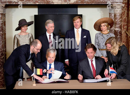 Amsterdam, Niederlande. 28. November 2016. Niederländische Minister für Foreign Affairs Bert Koenders (R) und belgischen Minister für auswärtige Angelegenheiten Didier Reynders (L) unterzeichnen den Vertrag Grenze Korrektur an das königliche Palais in Amsterdam, The Netherlands, 28. November 2016. (L-R) Belgien Königin Mathilde, König Philippe, niederländische König Willem-Alexander und Königin Maxima während der dreitägigen Zustand des Königspaares Belgien in die Niederlande zu besuchen. -KEIN Draht-SERVICE - Foto: Albert Nieboer/RoyalPress/Dpa/Alamy Live News Stockfoto