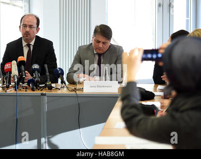 Berlin, Deutschland. 28. November 2016. Rechtsanwälte Jens Dieckmann (l) und Mehmet Daimagueler präsentieren eine Strafanzeige gegen syrischen Staatschef Bashar Hafez al-Assad wegen seiner Verbrechen gegen die Menschlichkeit und Kriegsverbrechen vor der allgemeinen Bundes Staatsanwaltschaft während einer Pressekonferenz in Berlin, Deutschland, 28. November 2016. Foto: Britta Pedersen/Dpa-Zentralbild/ZB/Dpa/Alamy Live News Stockfoto