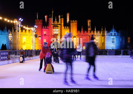 Hampton Court Palace, SW-London, UK. 28. November 2016. Die erste Woche der Weihnachtsfeierlichkeiten in Hampton Court im Süden von London, sieht den Palast als die Kulisse mit bunten Lichtern beleuchtet, Luft Eislaufen zu öffnen. Bildnachweis: Julia Gavin UK/Alamy Live-Nachrichten Stockfoto