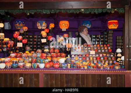 Leicester Square, UK. 28. November 2016. Farbige Teelichter auf einem Stand wie der Weihnachtsmarkt im Gange in Leicester Square London Kredit bekommt: Keith Larby/Alamy Live News Stockfoto